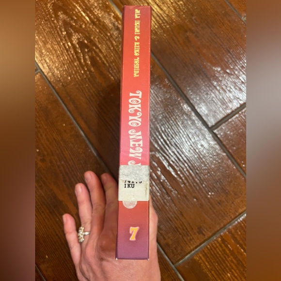 MewMew Hardcover Volume 7 Book - Picture 2 of 7